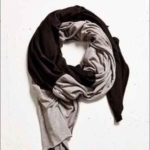 Donni Charm Diagonal Grey/Black Wrap Scarf